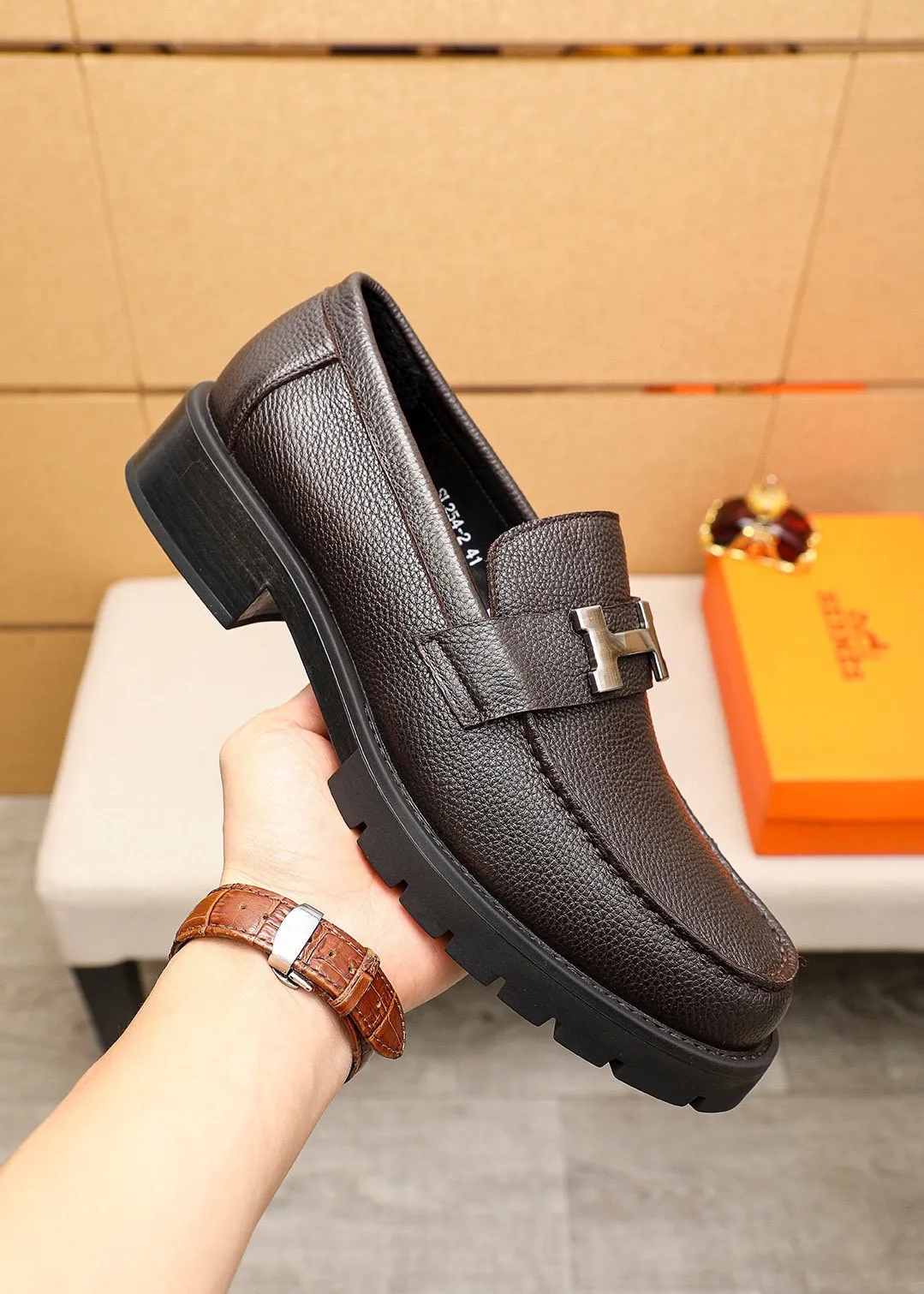 Men's shoes 💰460 💐 Product trademark: HERMES "Hermès" casual leather shoes Regular size: 39-44 (38.45🉑️customized) Product materials: Selected imported first-layer pebbled cowhide leather upper + classic hardware buckle, imported water-dyed 🐂 cowhide lining. Strong three-dimensional visual effect, non-slip and wear-resistant rubber outsole Color: 2⃣️colors available